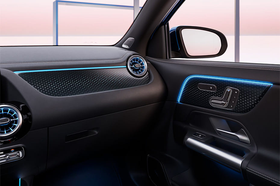 مرسيدس بنز EQA Passengers View