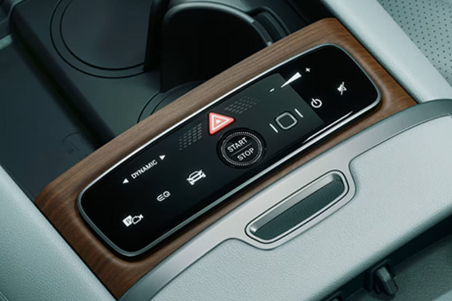 Center Controls of مرسيدس بنز إي كيو إي إس يو في