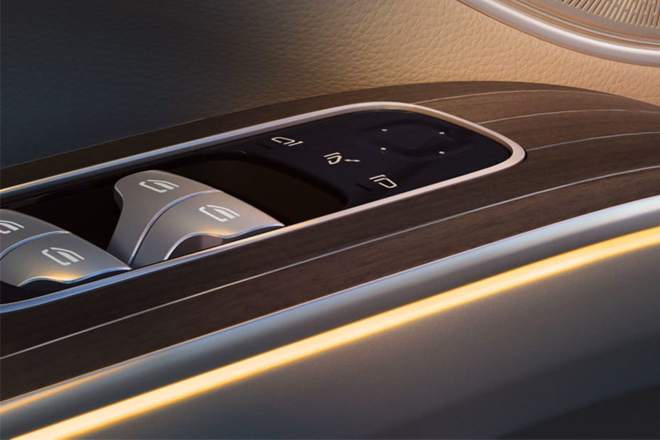 مرسيدس بنز إي كيو إس إس يو في Drivers Side In Side Door Controls