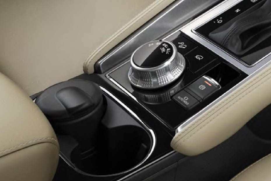 Center Controls of ميتسوبيشي مونتيرو سبورت