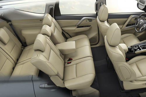 ميتسوبيشي مونتيرو سبورت Front And Rear Seats Together