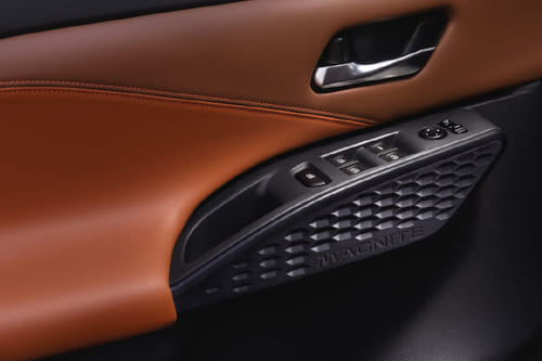 نيسان ماغنيت Drivers Side In Side Door Controls