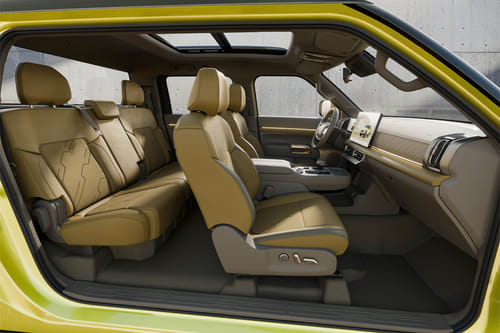 نيسان فرونتير برو Front And Rear Seats Together