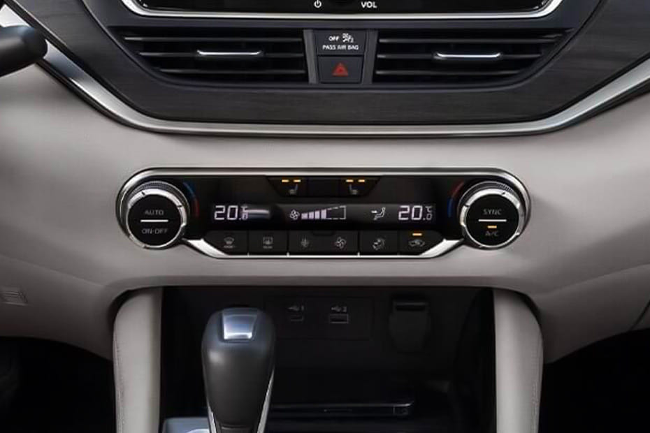 Front AC Controls of Nissan Altima