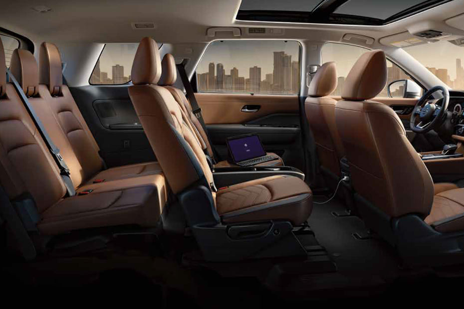 نيسان باثفايندر Front And Rear Seats Together