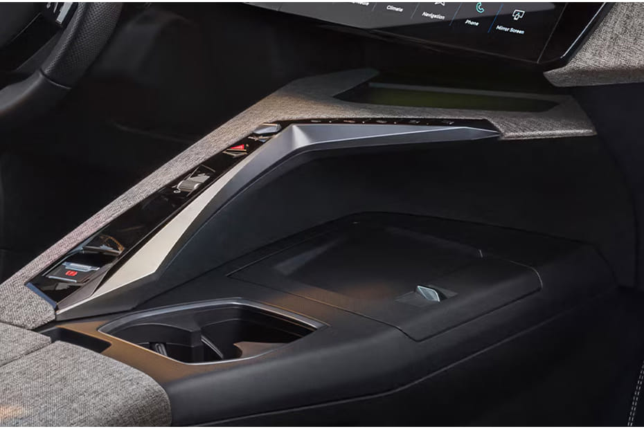 Center Controls of بيجو 5008