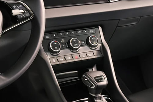 Front AC Controls of سكودا كارووك