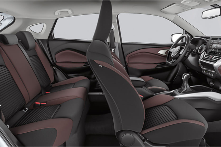 سوزوكي فرونكس Front And Rear Seats Together