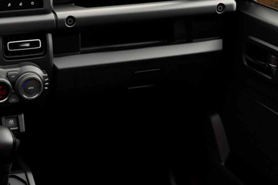 سوزوكي جمني 5 أبواب Glove Box