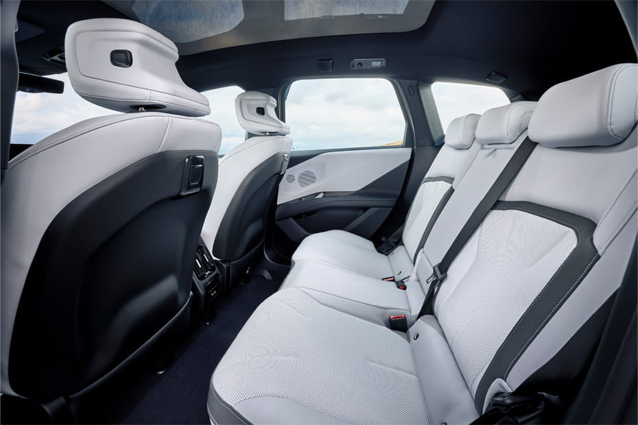 بي إم دبليو آي إكس 3 Rear Seats