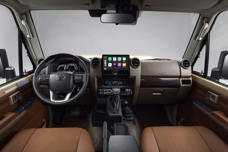 Dashboard View of لاند كروزر 70 هارد توب