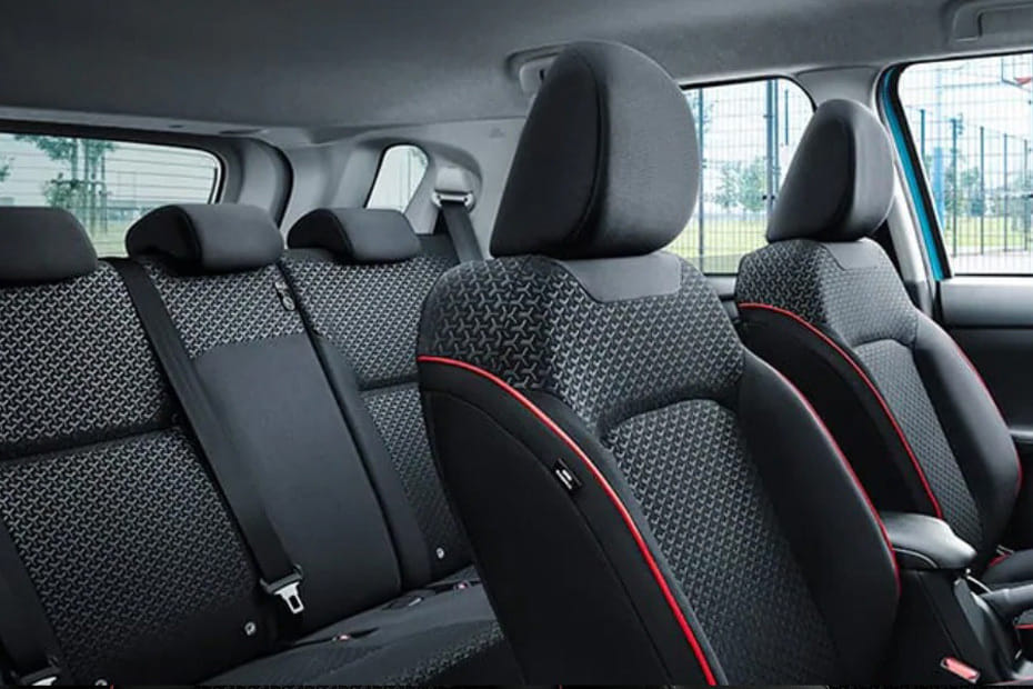 تويوتا رايز Front And Rear Seats Together