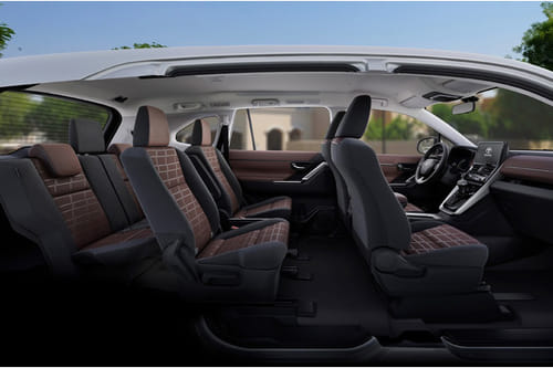 تويوتا إنوفا Front And Rear Seats Together