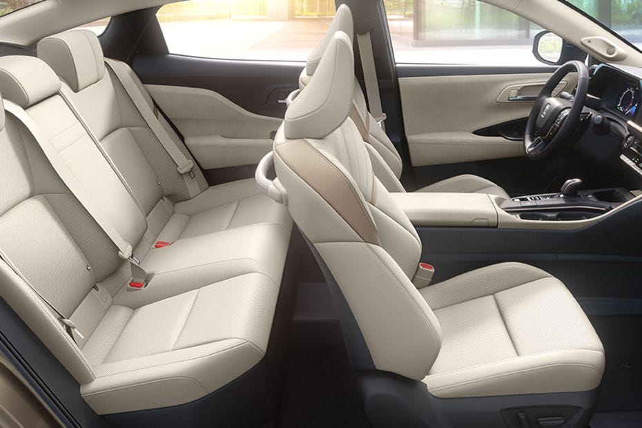 تويوتا كراون  Front And Rear Seats Together