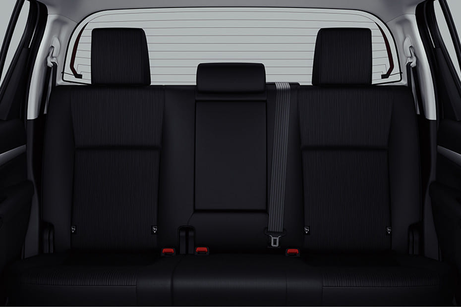 تويوتا هايلكس Rear Seats