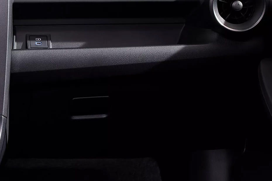 تويوتا جي آر ياريس Glove Box