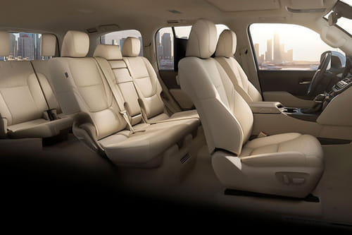 تويوتا لاند كروزر Front And Rear Seats Together
