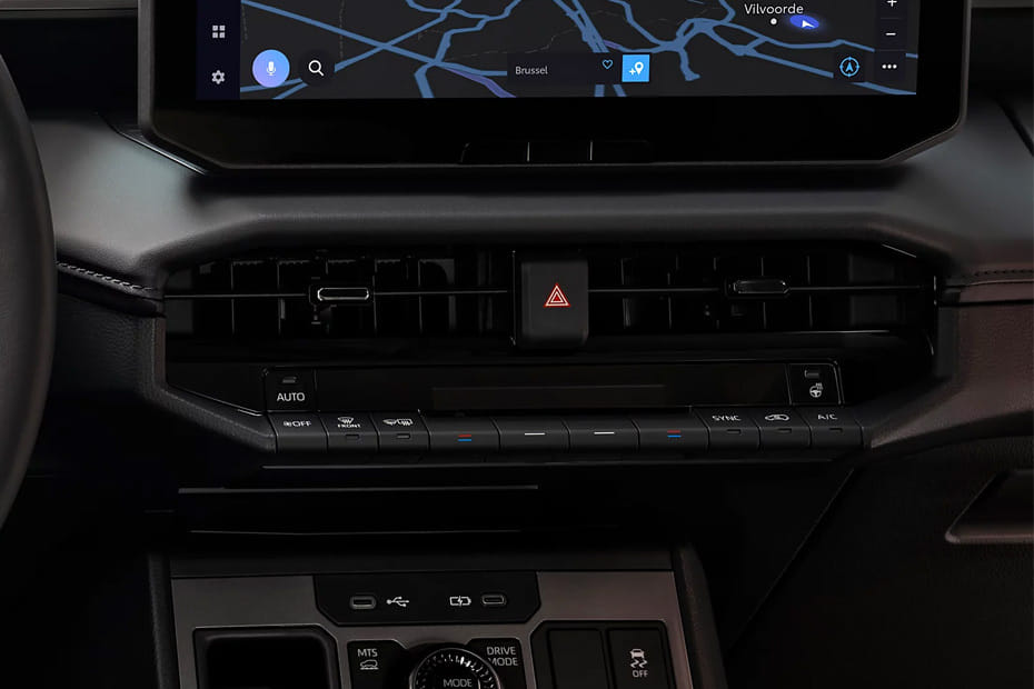 Front AC Controls of تويوتا هايلوكس بي إي في