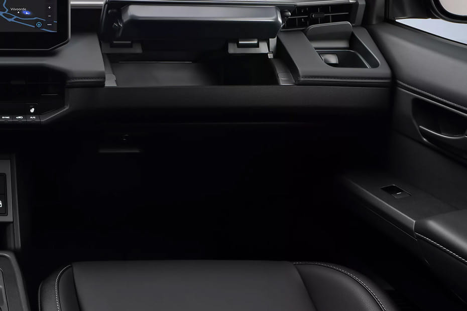 تويوتا هايلوكس بي إي في Glove Box
