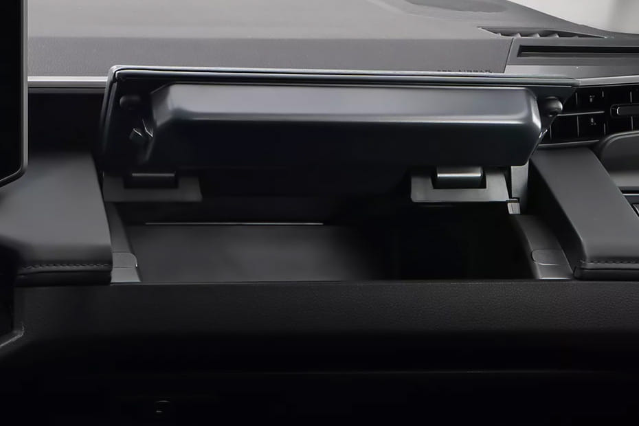 تويوتا هايلوكس بي إي في Glove Box Open