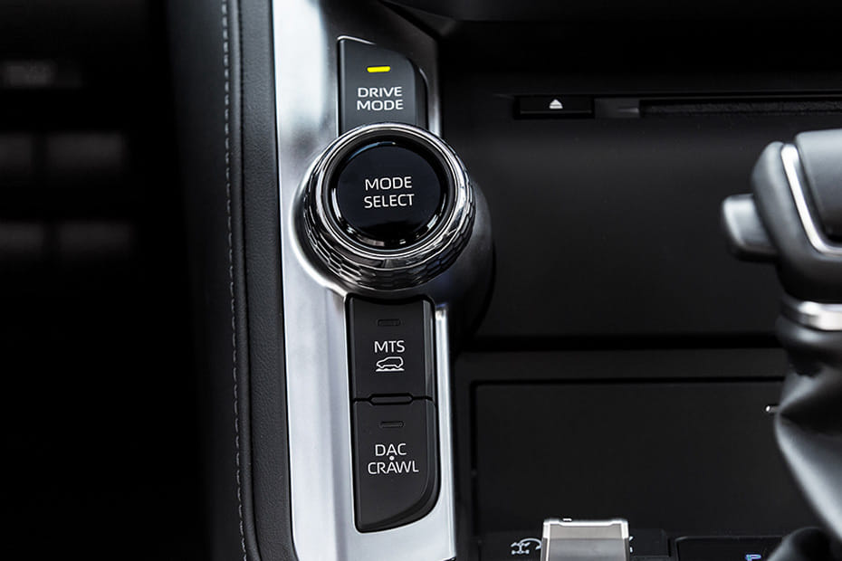 Center Controls of تويوتا لاند كروزر HEV ماكس