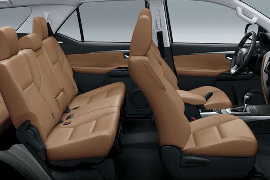 تويوتا فورتشنر  Front And Rear Seats Together