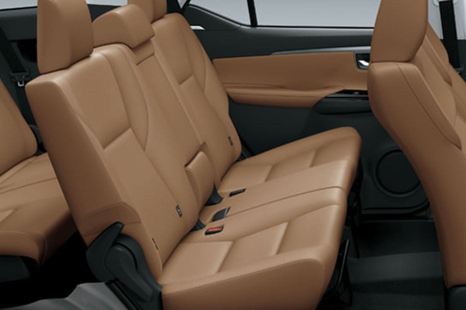 تويوتا فورتشنر  Rear Seats