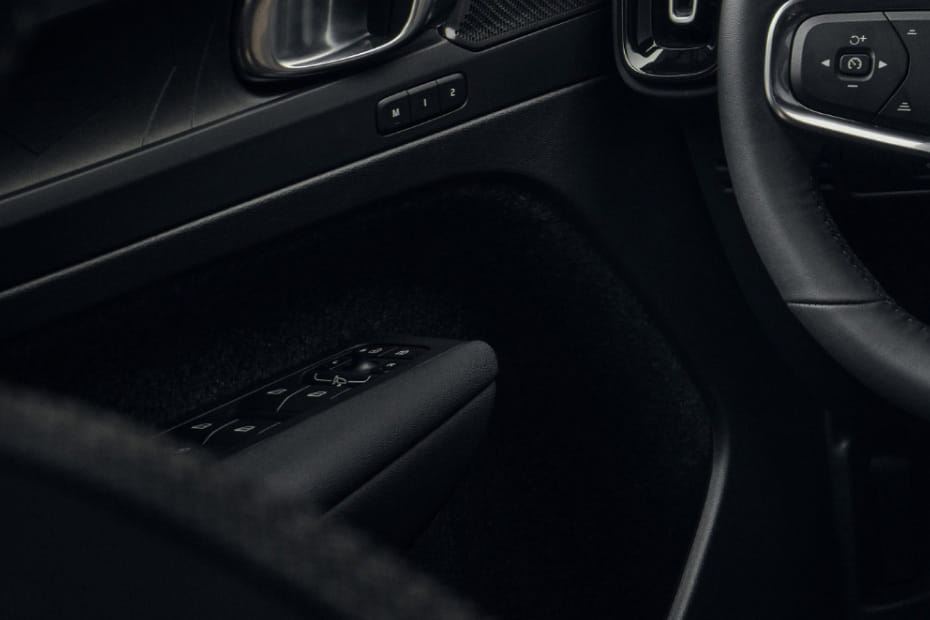 Volvo EX40 Drivers Side In Side Door Controls