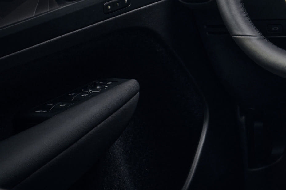 Volvo EC40 Drivers Side In Side Door Controls