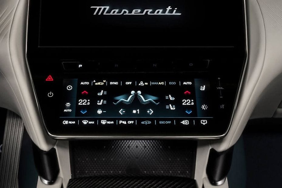 Front AC Controls of مازيراتي جران توريزمو