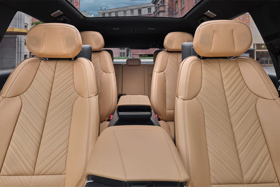 كاديلاك إسكاليد آي كيو Front And Rear Seats Together