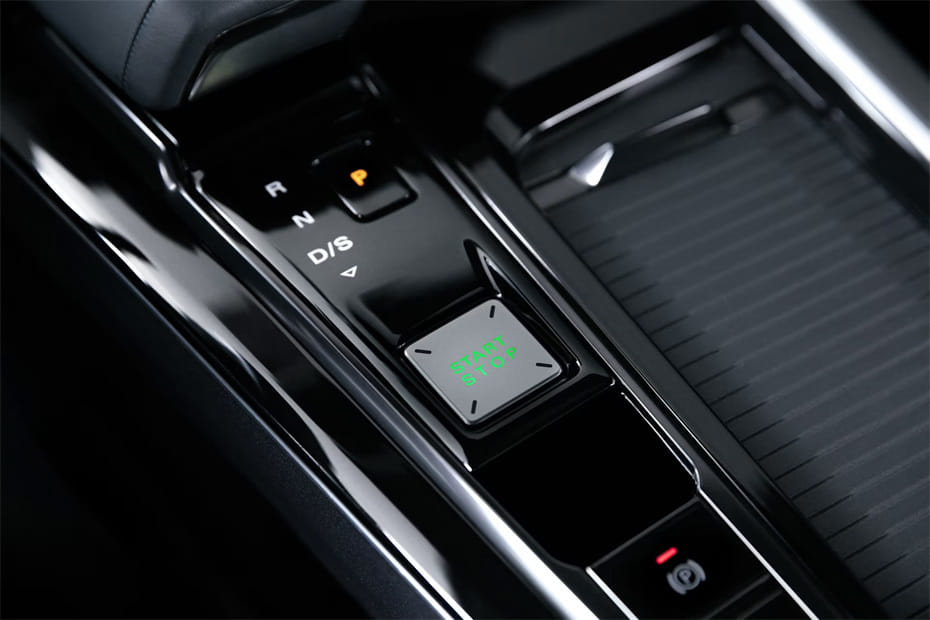 Center Controls of إم جي One