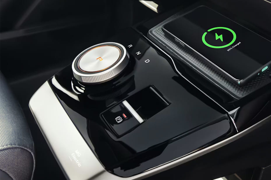 Center Controls of إم جي 4