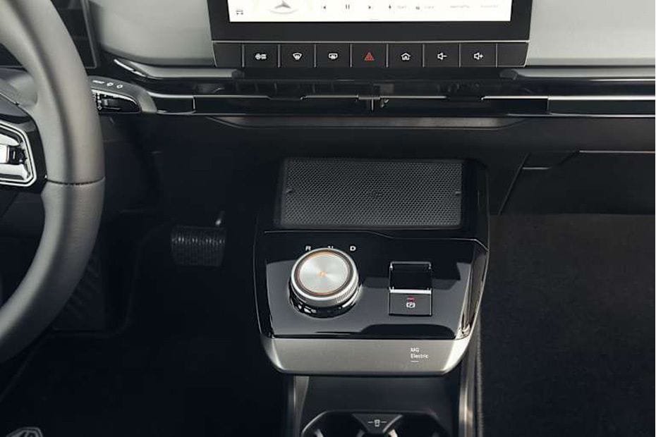 Center Controls of إم جي 4