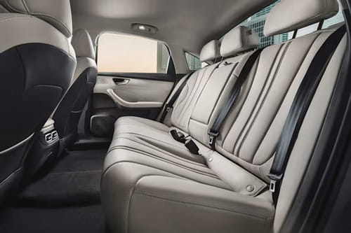 إم جي 8 Rear Seats