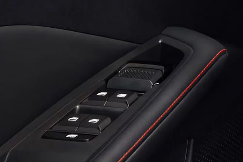 إم جي جي تي 2026 Drivers Side In Side Door Controls