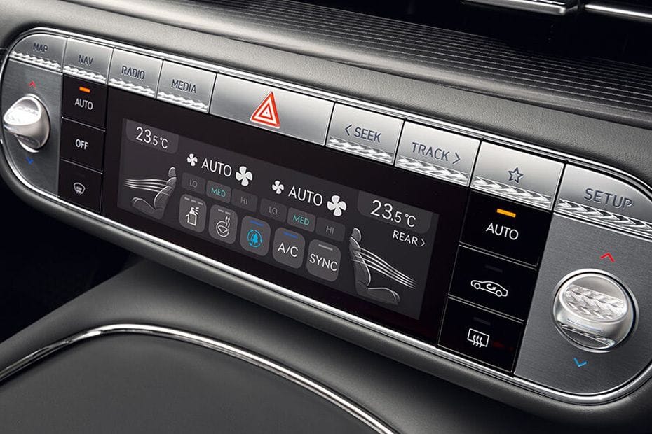Front AC Controls of Genesis G90