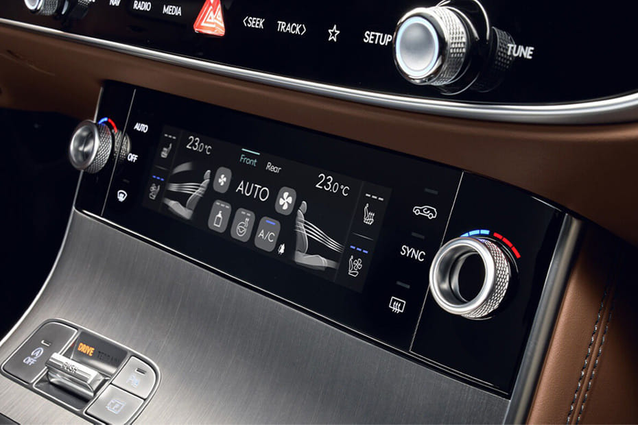 Front AC Controls of جينيسيس GV70