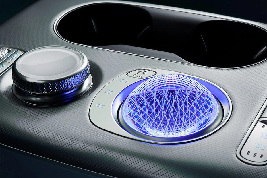 Center Controls of جينيسيس GV 60