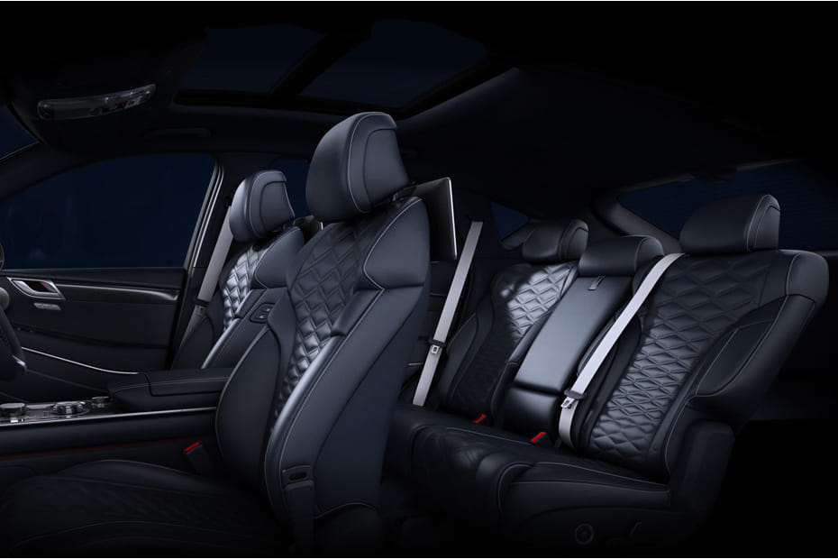 جينيسيس جي في 80 كوبيه Front And Rear Seats Together
