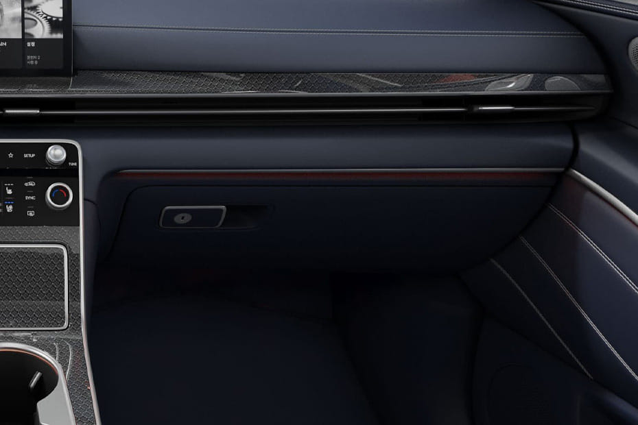 جينيسيس جي في 80 كوبيه Glove Box