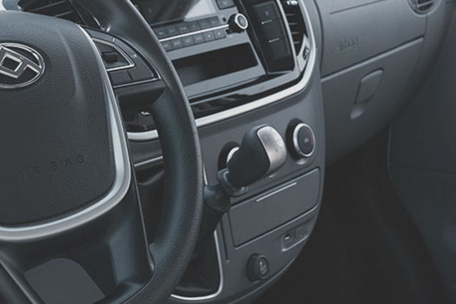 Front AC Controls of ماكسيوس في 80 كارغو