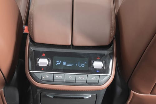D90 Max Rear AC Controls