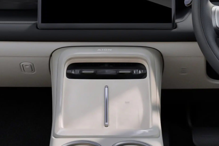 Front AC Controls of جي أي سي آيون V