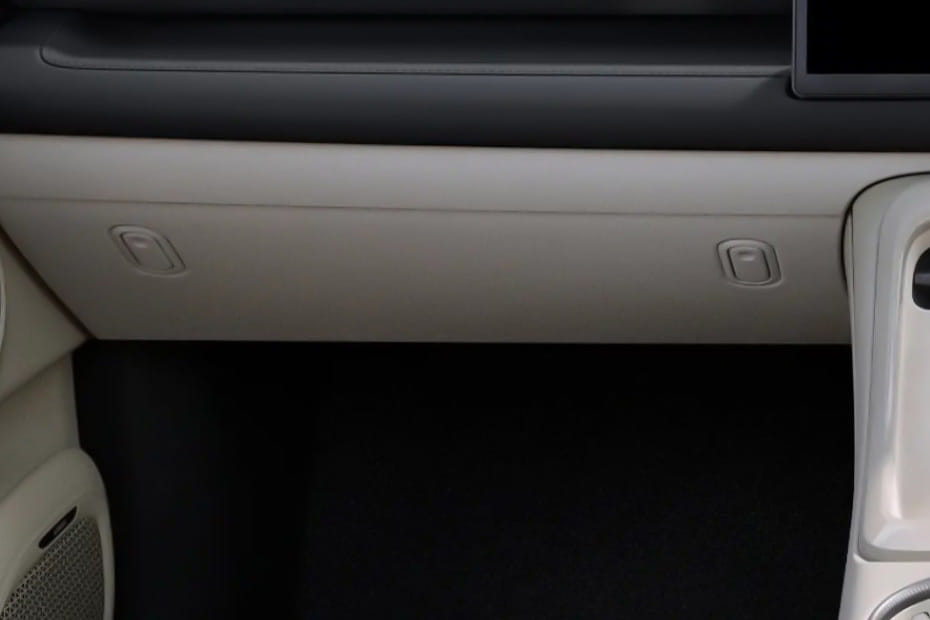 جي أي سي آيون V Glove Box