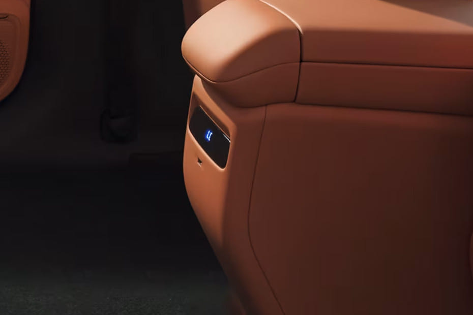 Aion V Rear AC Controls