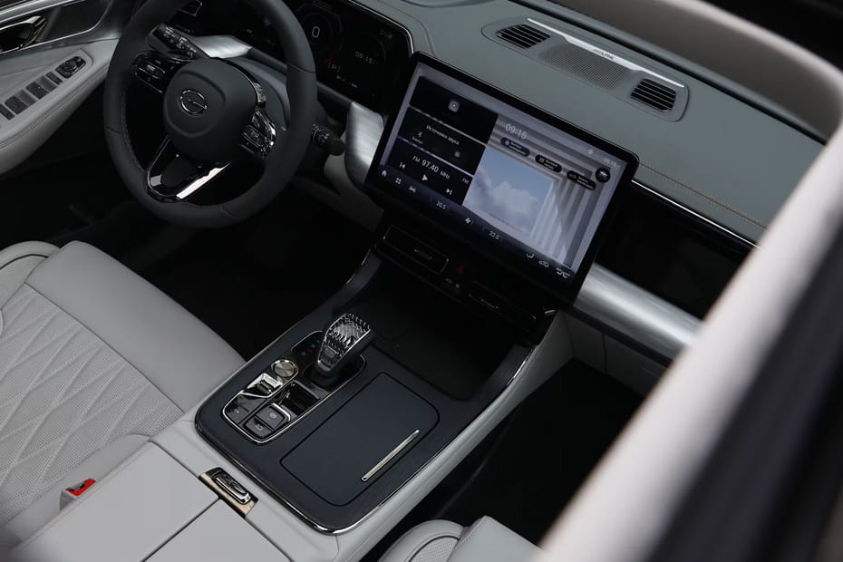 جي إس 8 ترافيلر Center Console