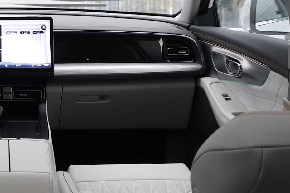 GAC GS8 Traveller Passengers View