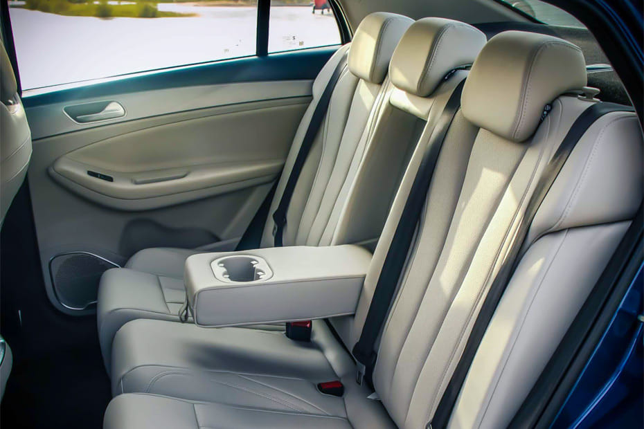شيري أريزو 6 برو Rear Seats
