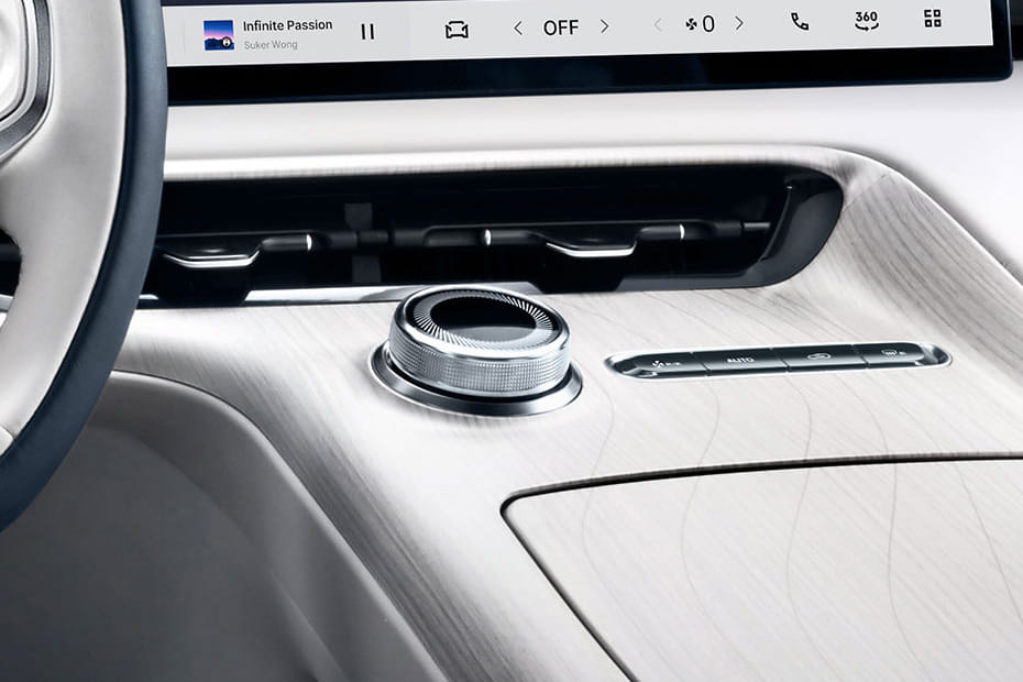 Center Controls of جيلي جالاكسي E5